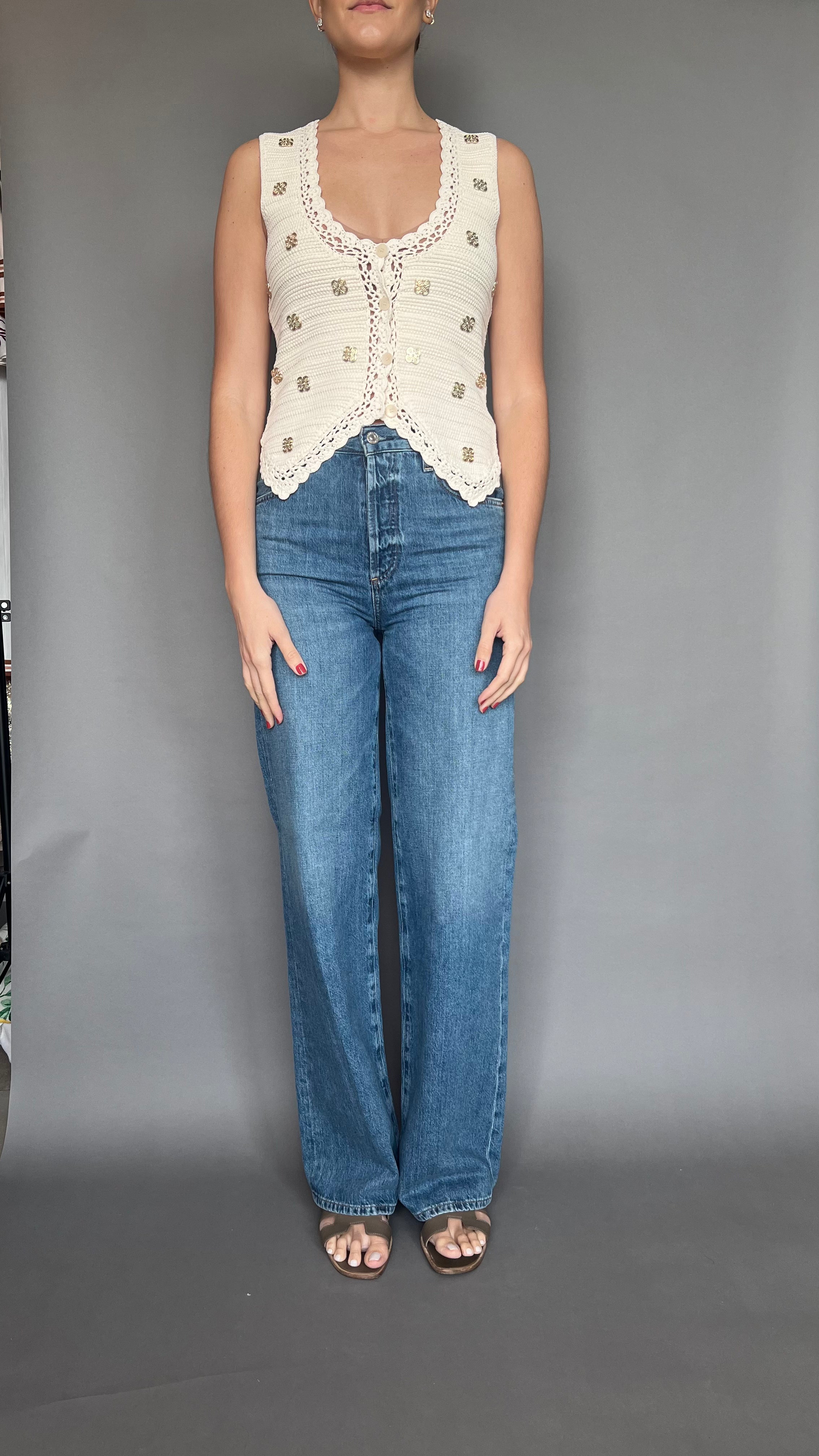 Top Sandro con apliques dorados