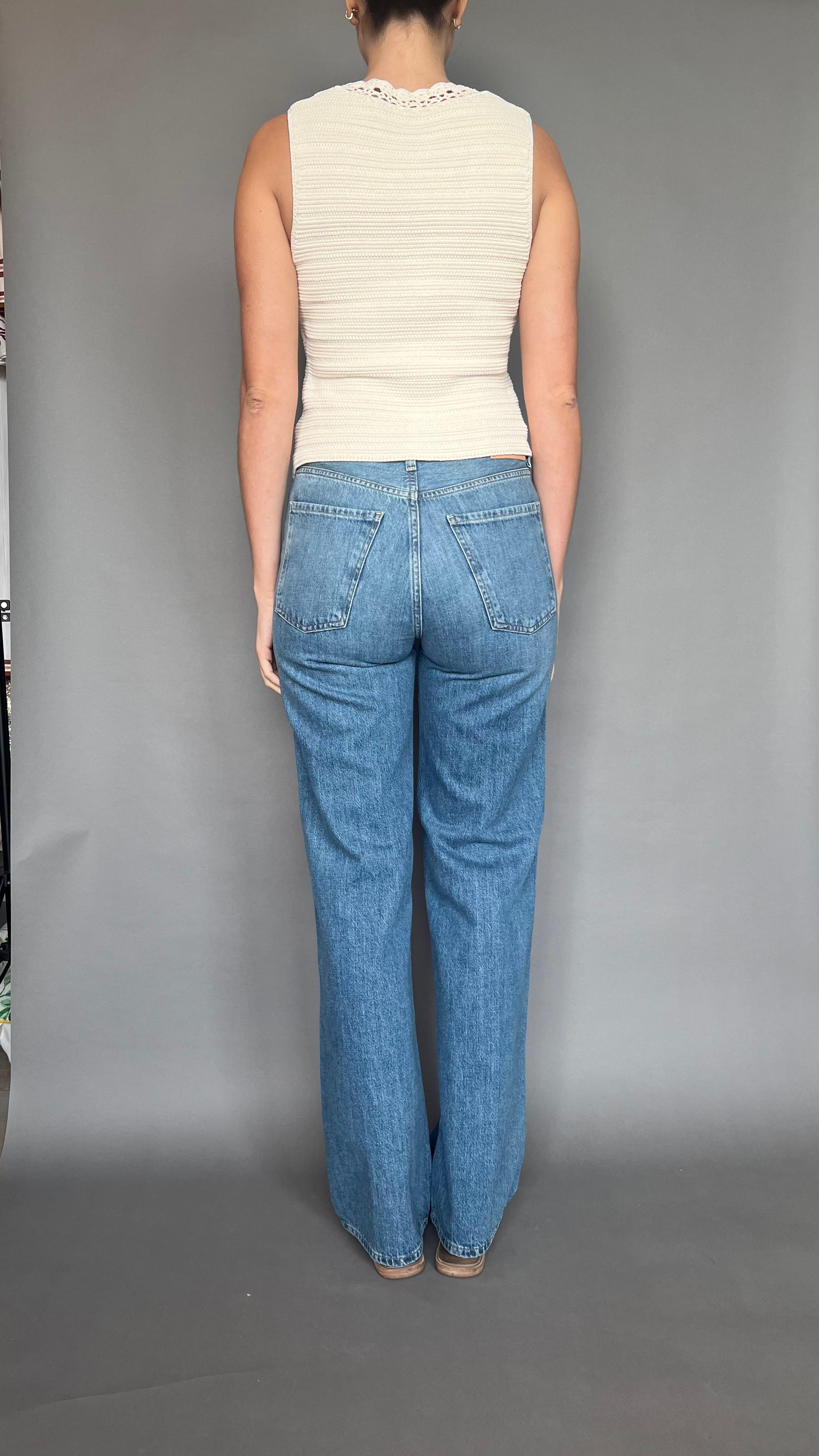 Top Sandro con apliques dorados